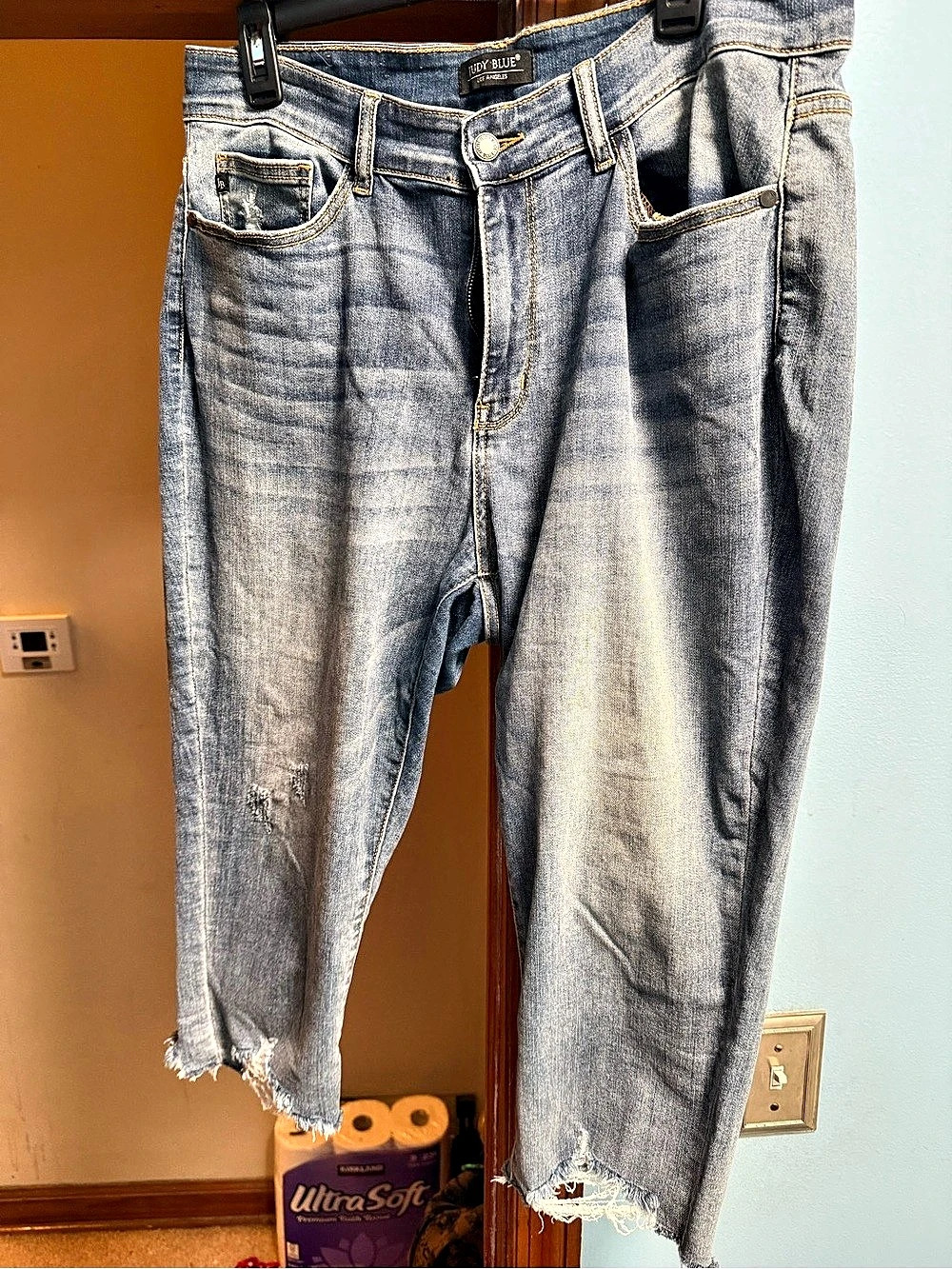 14w Capri Judy Blue Distressed Boyfriend Jeans in Blue